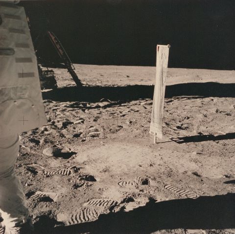 Le Module lunaire et les nombreuses traces de pas des…