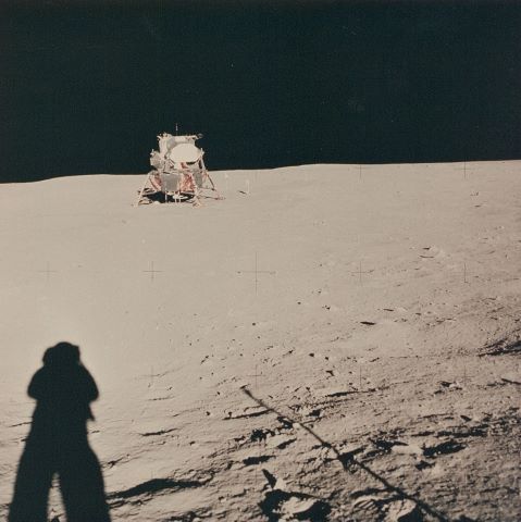 Le Module lunaire avec l’ombre de Neil Armstrong au sol,…