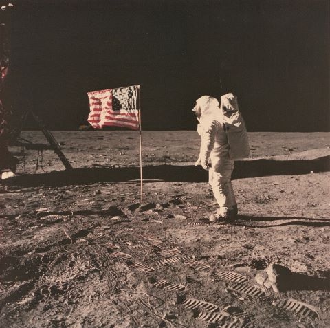 Buzz Aldrin à côté du drapeau américain, Apollo 11