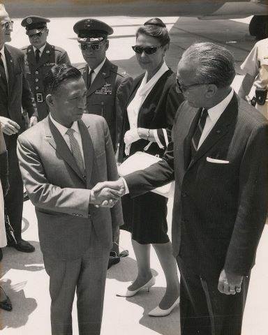 Le Dr. Kurt Debus, directeur de la NASA,...