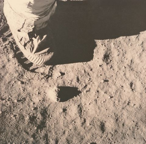 Buzz Aldrin immortalisant la trace de pas laissée par sa…
