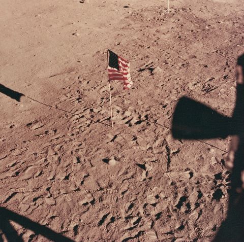 Le Drapeau américain planté sur la Lune vu depuis le…