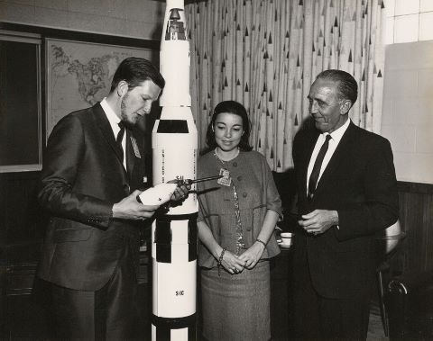 Le Dr. Kurt Debus, Directeur de la NASA, recevant...
