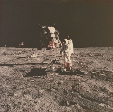 Buzz Aldrin installant le sismographe devant le module lunaire, Apollo…