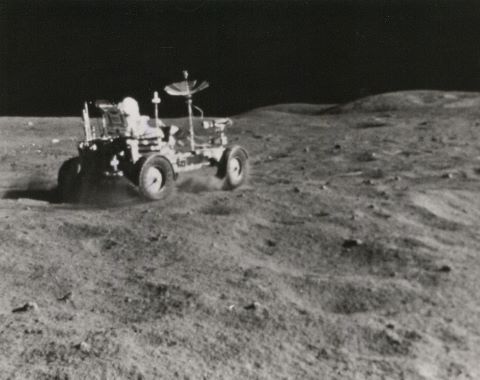 John Young conduisant le rover lunaire, Apollo 16