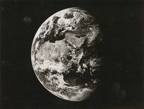 Vue de la Terre à 180 000 km de distance,…