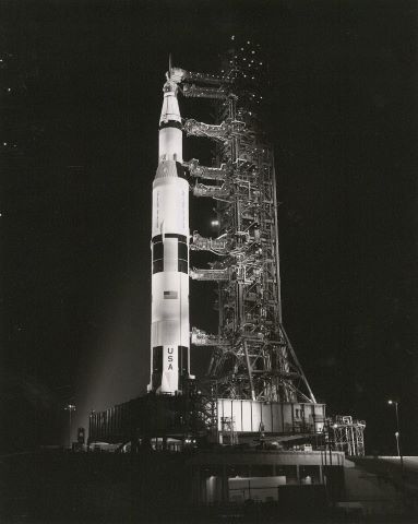 NASA La Fusée Saturn V sur son pas de tir, Apollo...