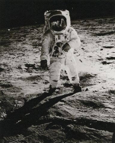 Visor shot - Reflet de Neil Armstrong et du module…