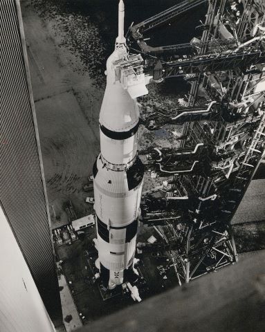 NASA Une Fusée sur son pas de tir et deux vues...