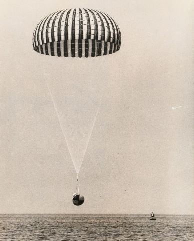 Amerrissage et récupération par hélicoptère et hommes-grenouilles de la capsule…