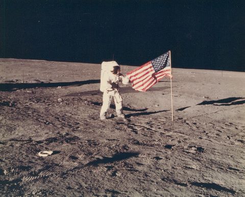 Pete Conrad et le drapeau américain sur l'océan des Tempêtes,…