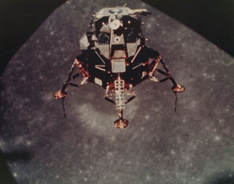 Le Module lunaire “Intrepid” à l’approche de la Lune vu…