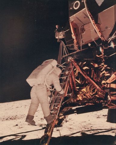 Buzz Aldrin descendant l’échelle du module lunaire, Apollo 11