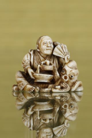 Netsuke représentant un sujet servant le thé et un poulpe…