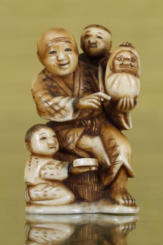 Japon Netsuke représentant un homme jouant...