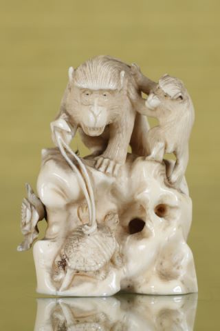 Netsuke représentant deux singes jouant avec une tortue