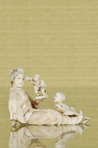 Okimono articulé représentant une femme jouant avec son enfant