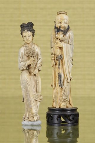 2 okimonos formant couple, chacun des personnages tenant une fleur
