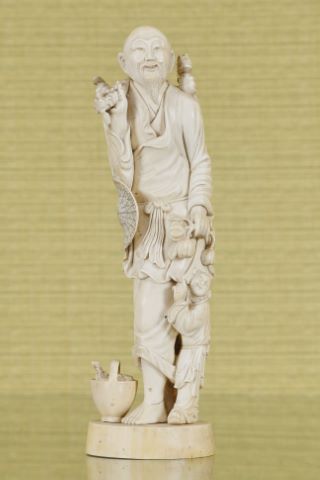 Statuette figurant un homme debout, un enfant contre lui et…