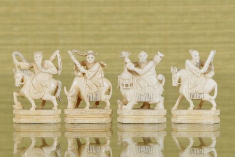 4 pions de jeu représentant des cavaliers