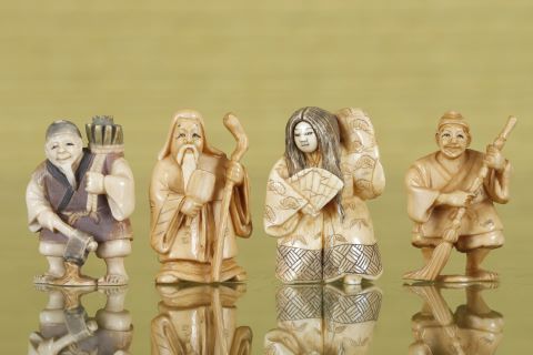 Japon 4 netsukes représentant 3 personnages...