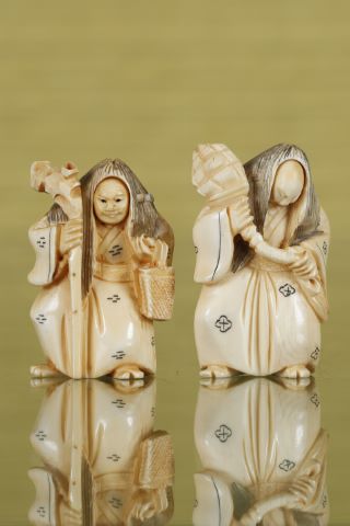 2 netsukes représentant une sorcière à double visage