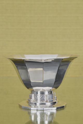 Grande coupe évasée à pans sur piédouche