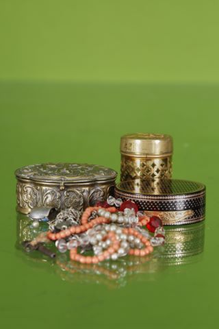 Ensemble d’objets de vitrine et bijoux