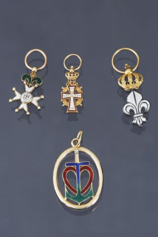 4 pendentifs reprenant des décorations