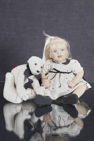 Grande poupée assise, modèle “Eloïse”