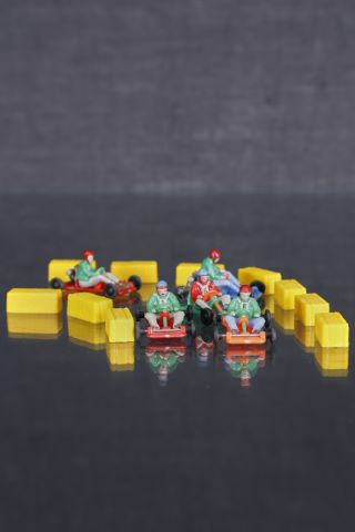 5 karts miniatures avec leurs pilotes