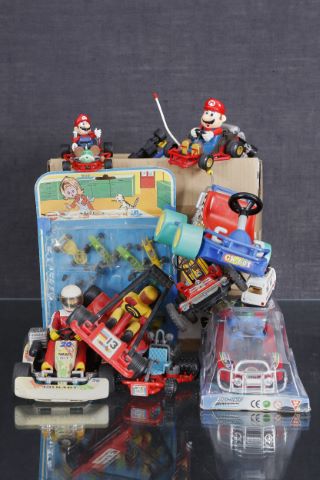 Important ensemble de jouets relatifs au karting