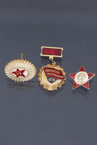 3 médailles et insignes