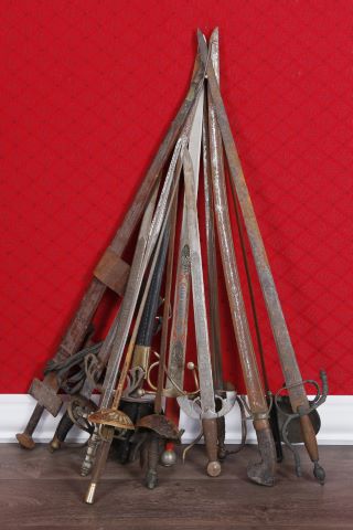 Ensemble de répliques d’armes blanches