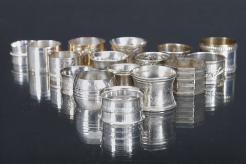 Ensemble de 16 coulants de serviette
