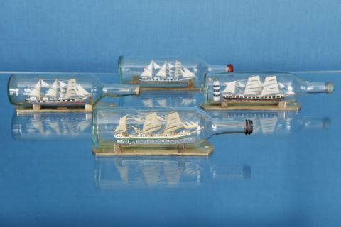 4 bateaux en bouteille