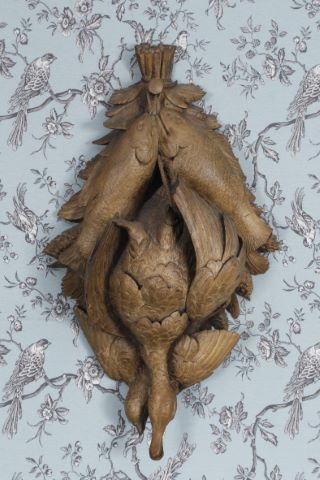 Trophée aux truites, canard et perdreau parmi des branchages et…