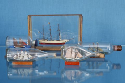 4 bateaux en bouteille + 1 maquette de l’U.S.S Constitution…
