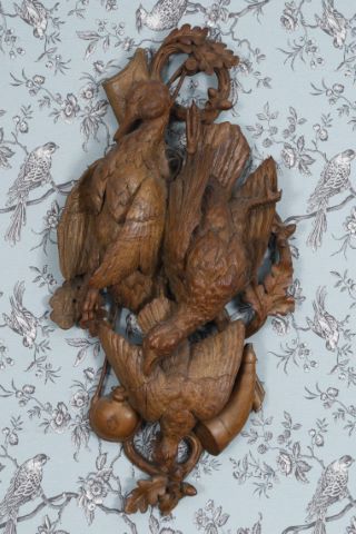 Trophée au canard, poule faisane et perdreau parmi des branchages…