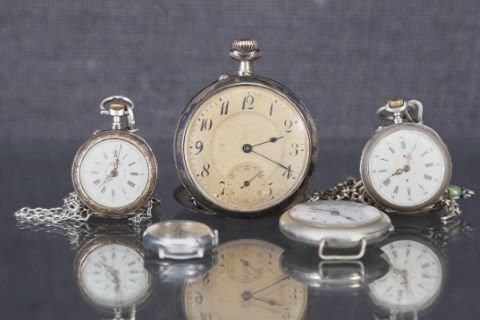 5 montres de poche et de col et chaînes