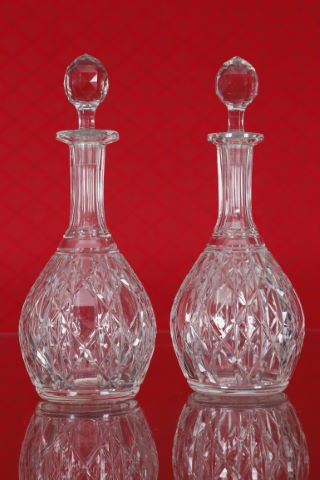Paire de carafes couvertes