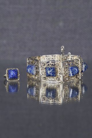 Parure comprenant une bague et un bracelet articulé