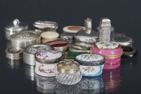 24 objets de vitrine anciens et modernes