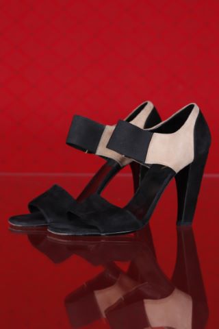 2 paires d’escarpins + 1 paire de sandales compensées