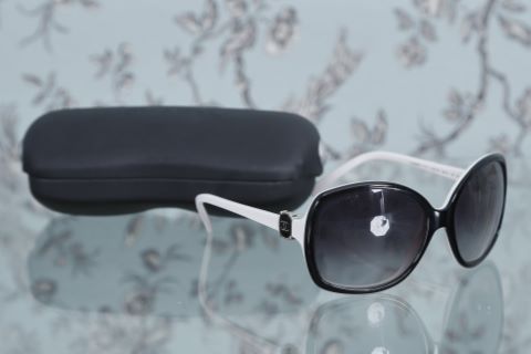 Paire de lunettes de soleil