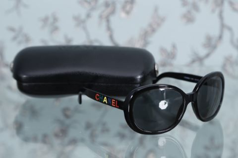 Paire de lunettes de soleil