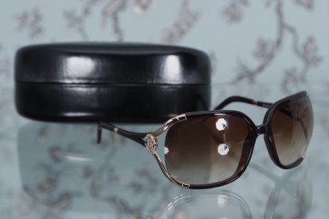Paire de lunettes de soleil