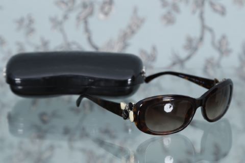 Paire de lunettes de soleil