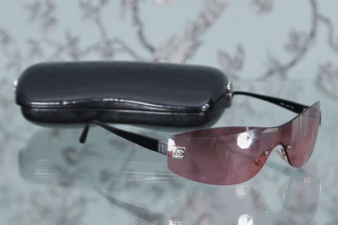 Paire de lunettes de soleil