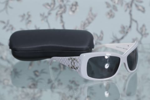 Paire de lunettes de soleil